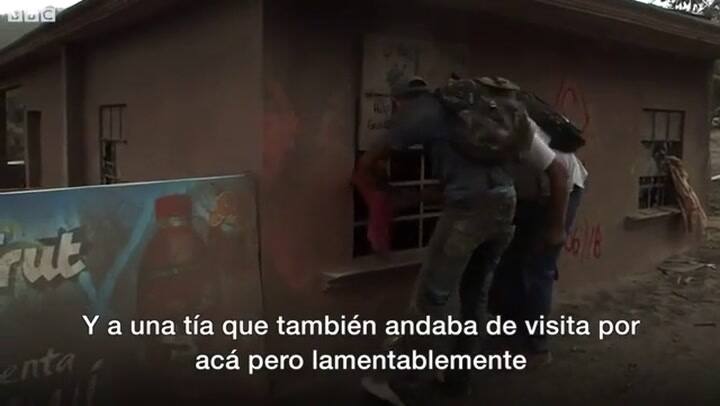 La angustia de los residentes que buscan familiares entre las cenizas - Fuente: BBC
