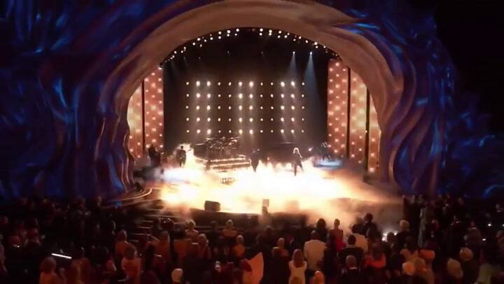 La ceremonia comenzó con una interpretación de 'We are the champions' - Fuente: TNT