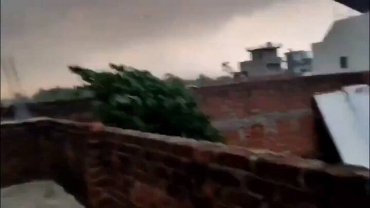 El momento en que un hombre sale volando junto a un techo durante un fuerte temporal en India