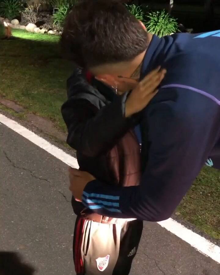 El emotivo abrazo de Enzo Fernández con un niño que lucha contra el cáncer