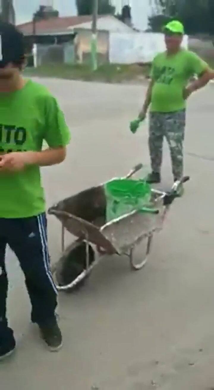 Así se comporta la gente de Alito y Sarita Assan, maltratan a un inocente animal - Fuente Twitter