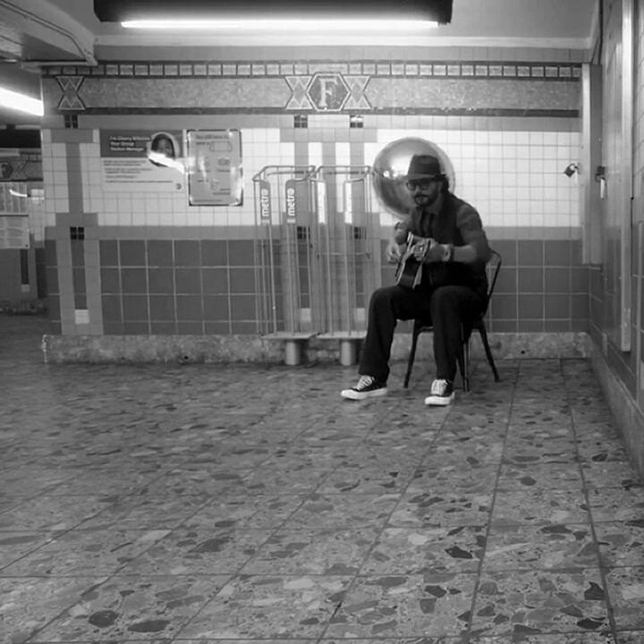 Ricardo Arjona en el metro de Nueva York