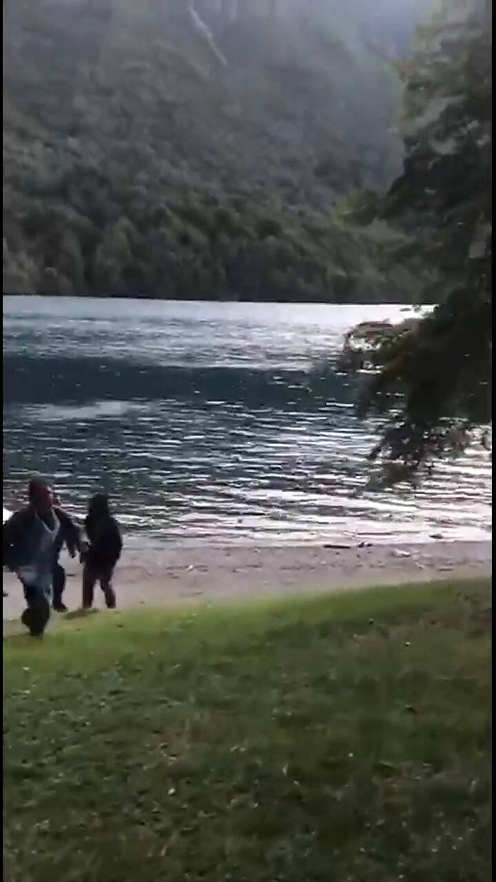 Imágenes de la irrupción de Juan Grabois en Lago Escondido