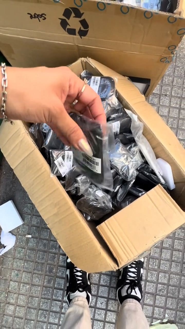 Una mujer revisó la basura en Recoleta y los objetos de valor que encontró sorprendieron a todos