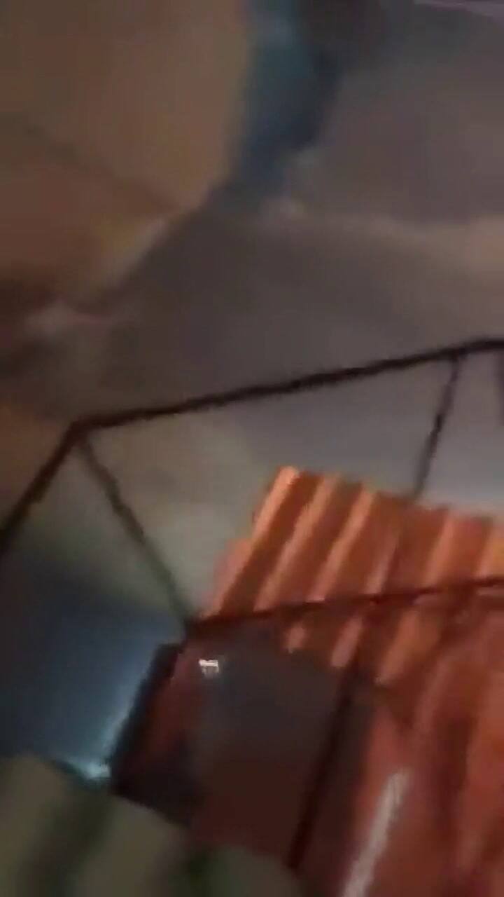 Un hombre es arrastrado por la corriente en la tormenta en Río de Janeiro - Fuente: Twitter