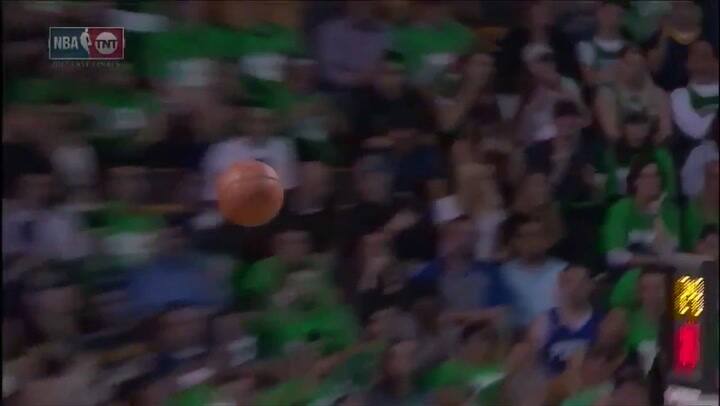 El triple con el que LeBron superó a Jordan