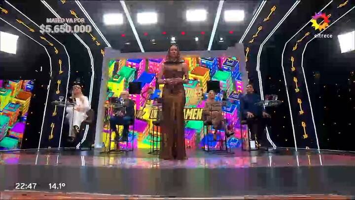 Nicole Neumann enseno por completo su look dorado en Los 8 escalones