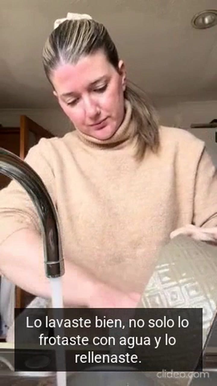 Por qué se debe lavar seguido el recipiente de agua del perro, según una enfermera veterinaria