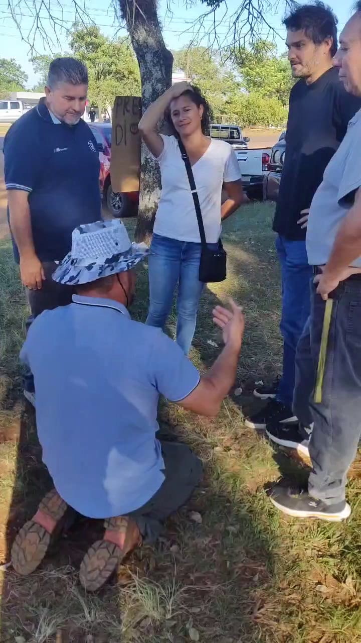 Un productor le pide de rodillas a un funcionario para que los ayude con el precio de la yerba