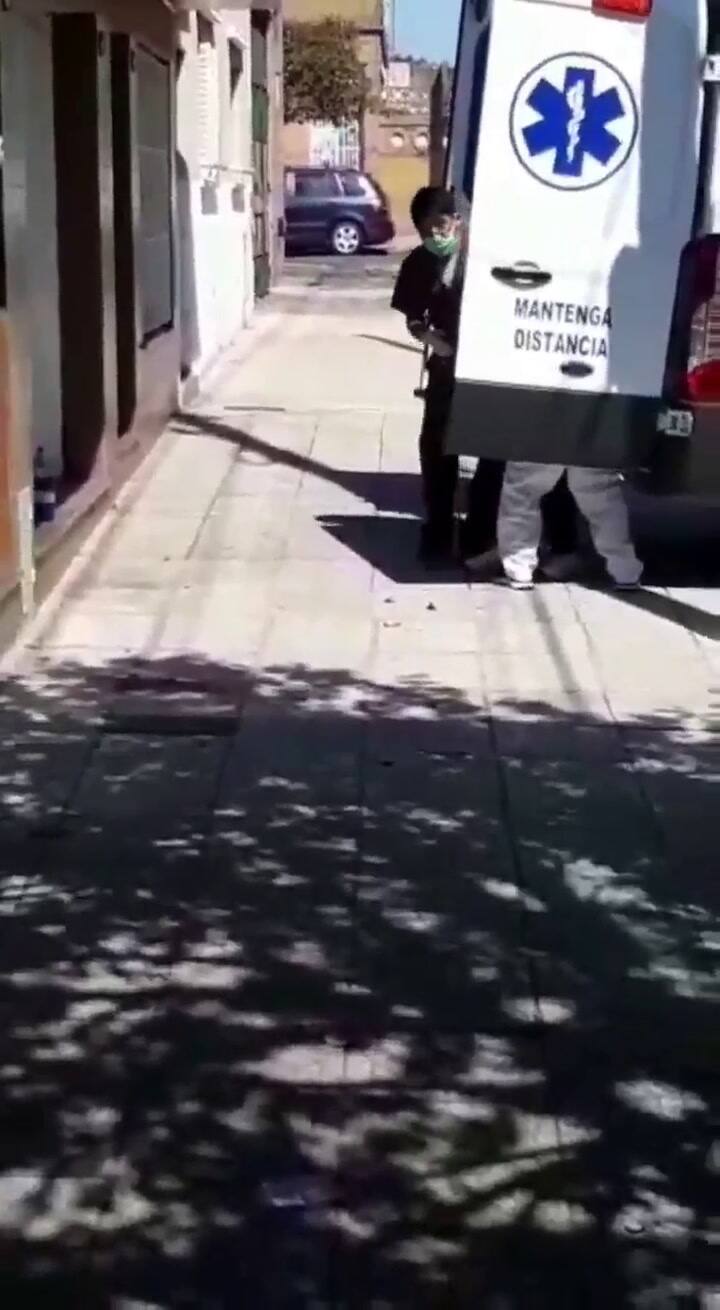 El emotivo recibimiento del barrio a una mujer que superó el Covid-19