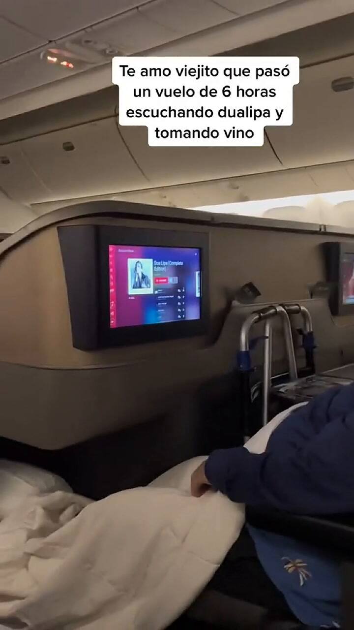 Se conmovió por el gusto musical de un señor en el avión y lo compartió en TikTok
