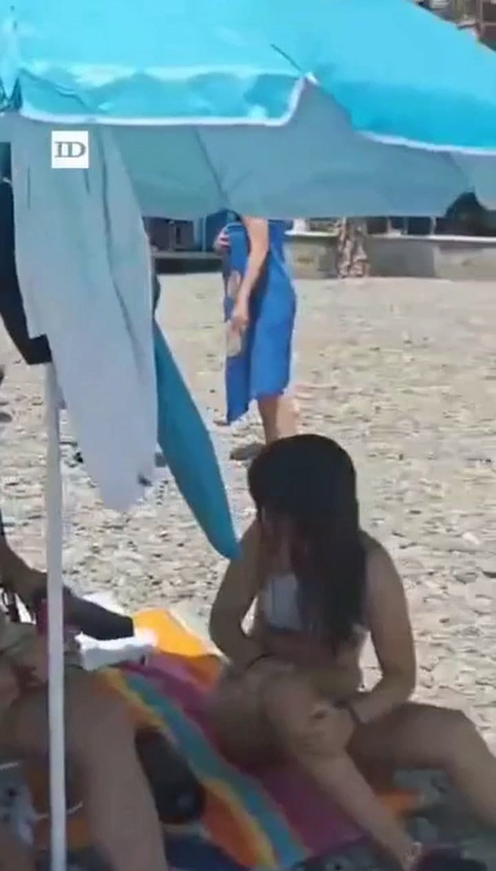 Videos: un grupo de inmigrantes desembarcó en una playa española y fue detenido con ayuda de bañistas