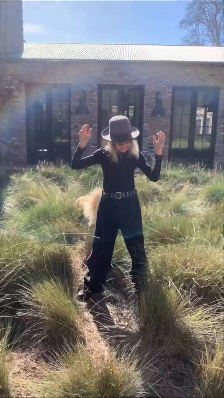 La actriz Diane Keaton mostró su gusto por 'Flowers', la nueva canción de Miley Cyrus