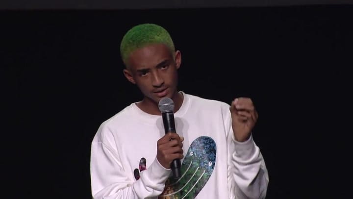 Jaden Smith presenta a su hermana, Willow Smith, en los Environmental Media Awards 2017