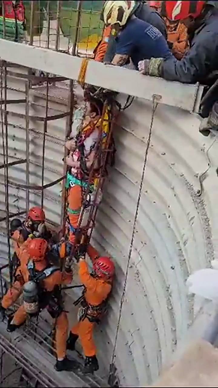 Así rescatan a los operarios que cayeron en un pozo de 10 metros