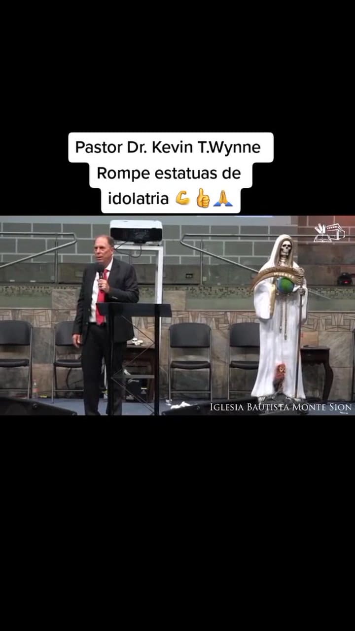 El momento en que un pastor de la Iglesia Bautista Monte Sion en México destruye una imagen de la Virgen de Guadalupe