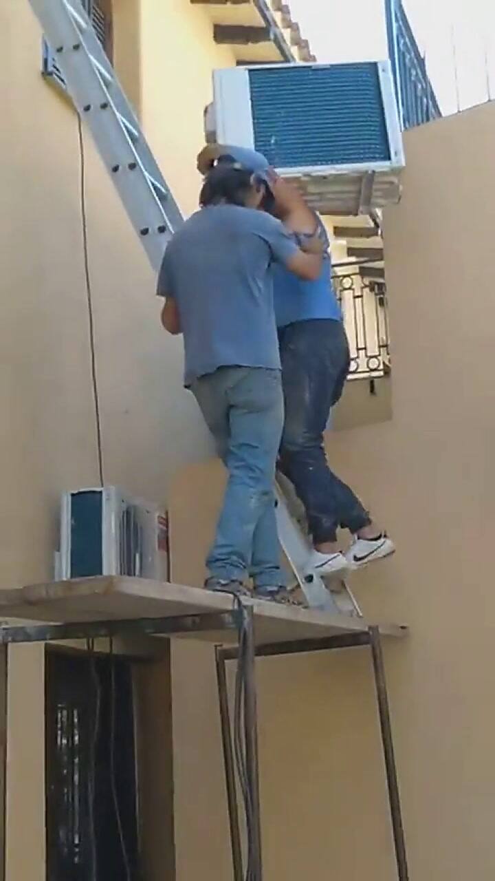 Intentan instalar un aire acondicionado en un segundo piso: el final es abrupto - Fuente: TikTok