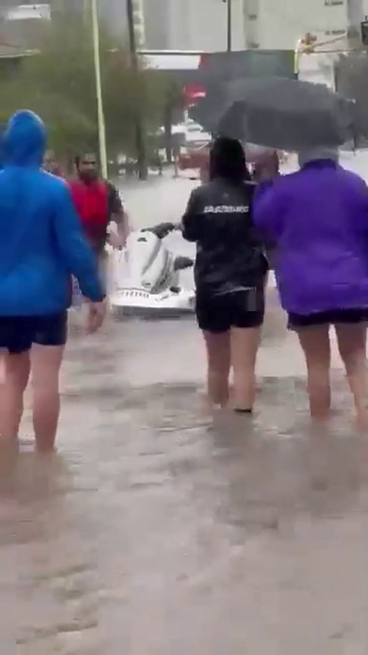 Nicolás con la moto de agua en Bahía Blanca