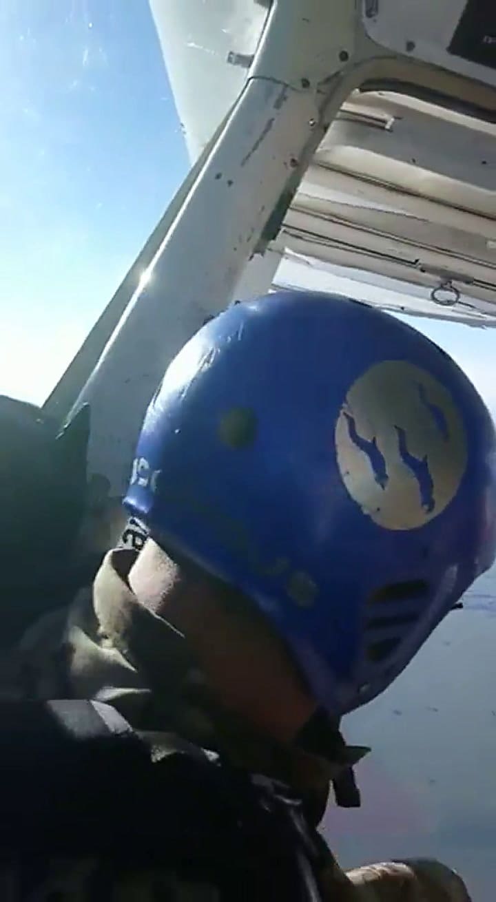 Efectivos del grupo Halcón lanzándose por paracaídas