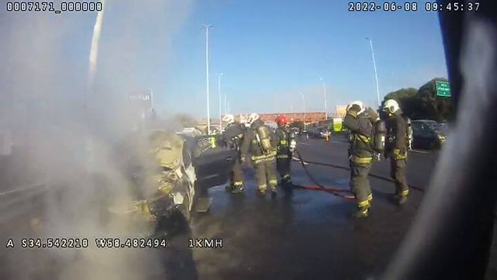Así los bomberos combaten las llamas en un auto que se prendió fuego sobre la avenida General Paz