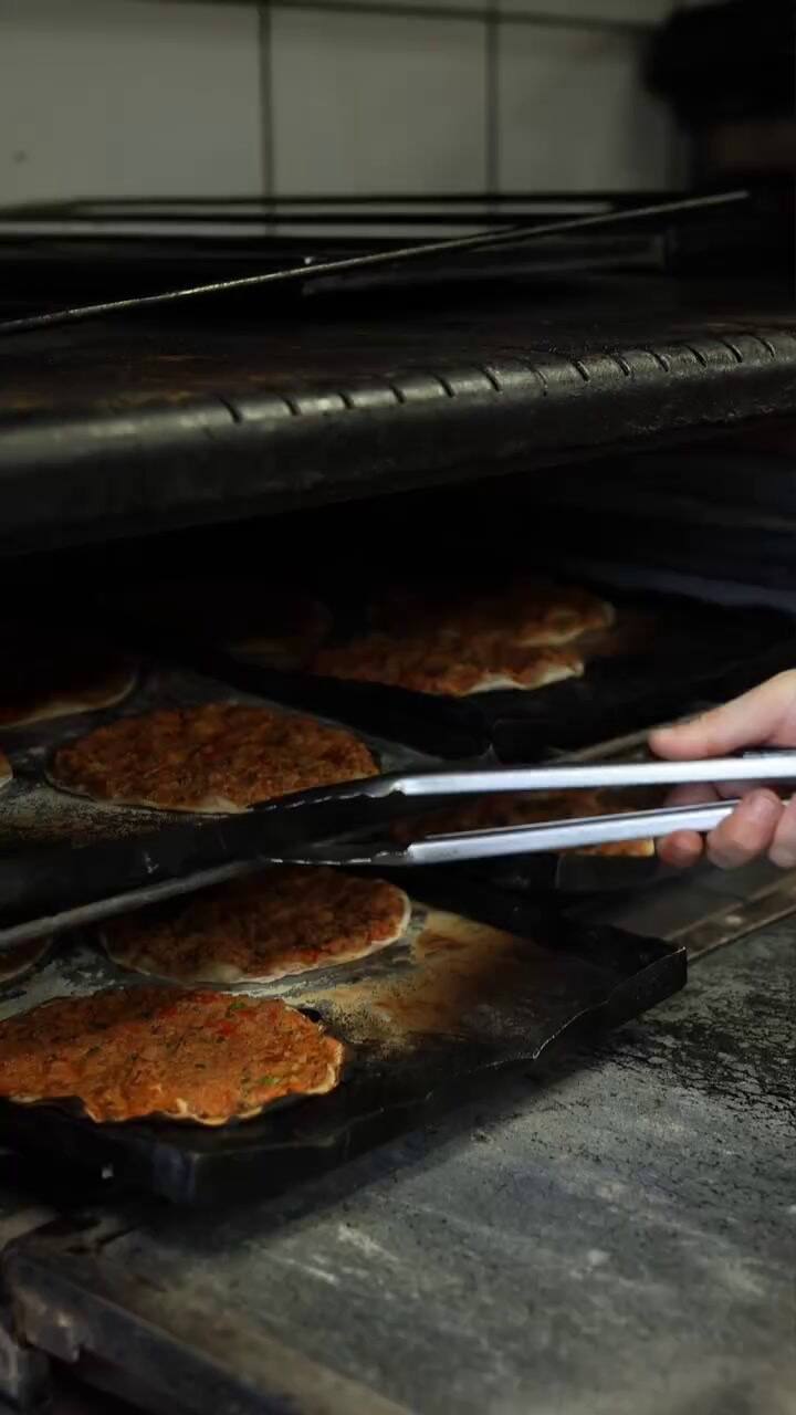 Cómo hacer lehmeyún, la empanada abierta típica de Medio Oriente de masa finita y relleno jugoso