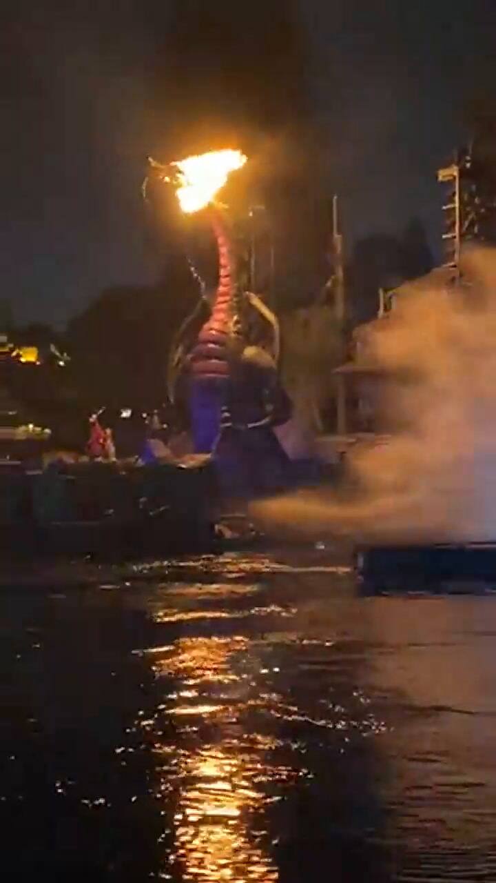 Dragón animatrónico se incendia en Disney