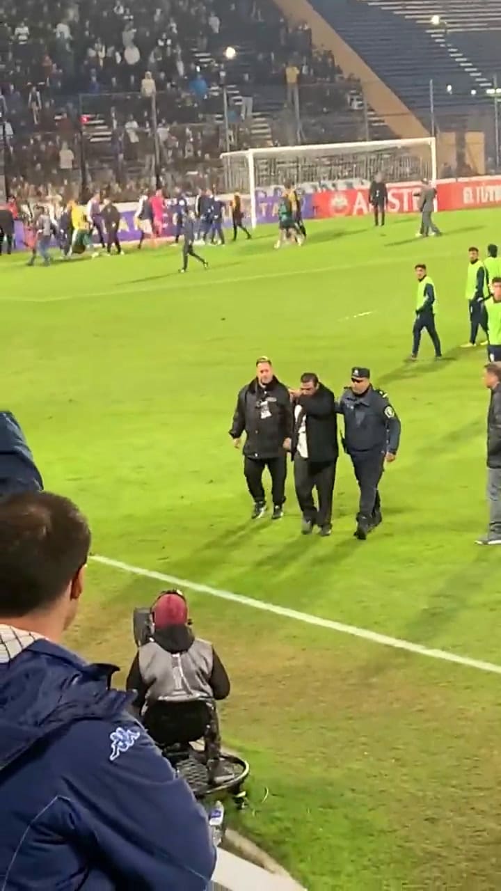 Un empleado de seguridad privada revoleó una silla contra hinchas de Gimnasia y sembró el caos