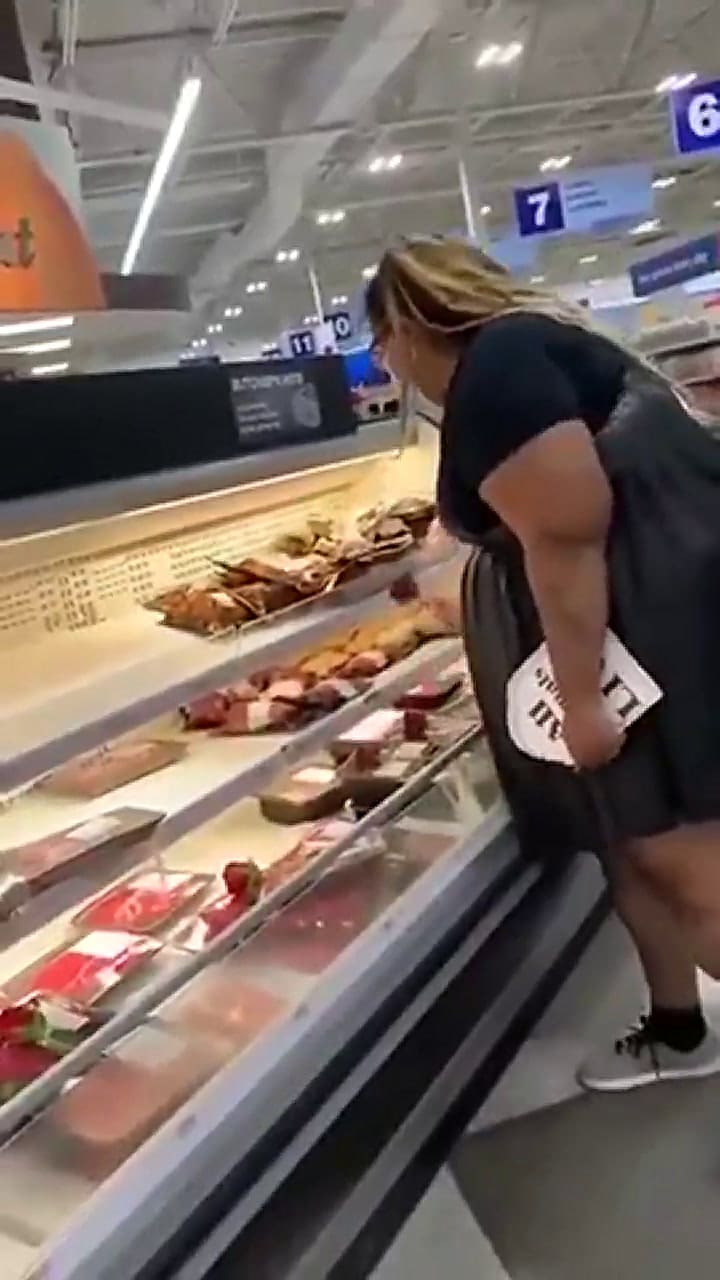 Los activistas colocaron rosas entre las góndolas de la carne.