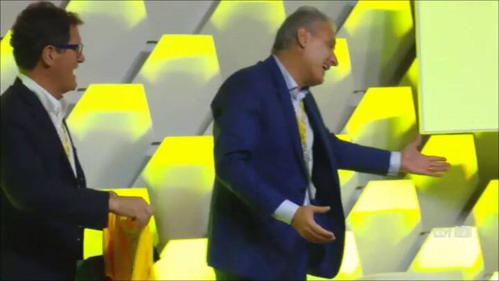 El momento en que Bielsa se negó a posar con la camiseta de Brasil