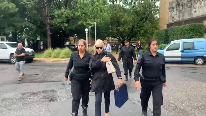 Beatriz Viegas, una de las dos jubiladas que le vendieron el departamento a Adorni con una hipoteca de 200.000 dólares, sale de Comodoro Py tras declarar ante el fiscal Gerardo Pollicita