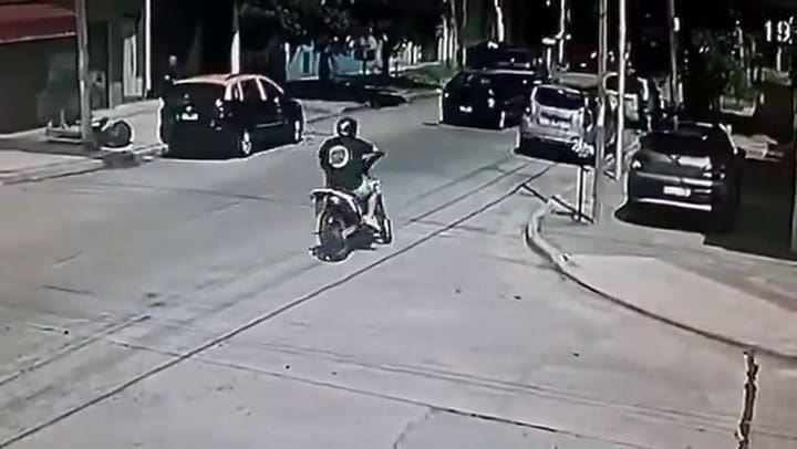 La fuga: las cámaras captaron a los motochorros escapando tras atacar al prefecto en Lanús