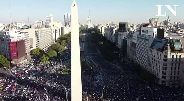Banderazo en el Obelisco desde el drone de LA NACION