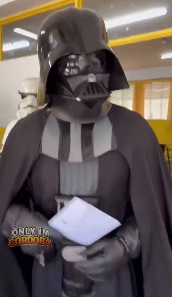 Fue a votar vestido de Darth Vader
