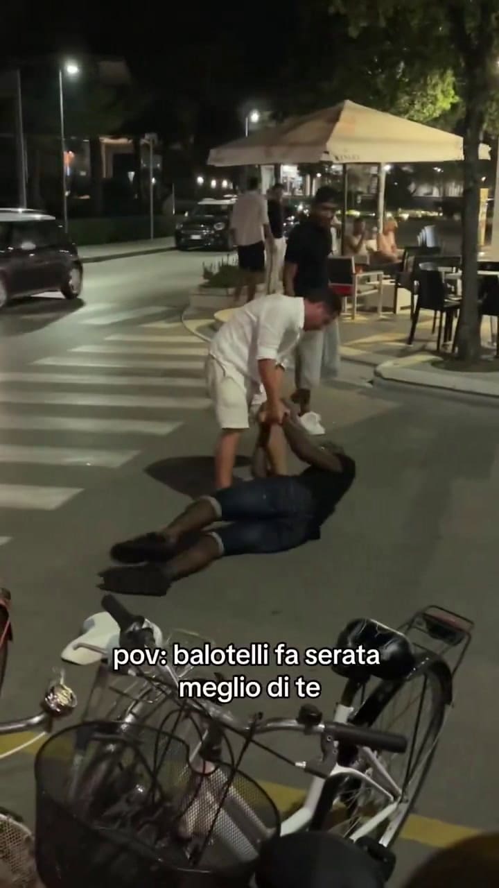 Mario Balotelli borracho en las calles de Udine, Italia