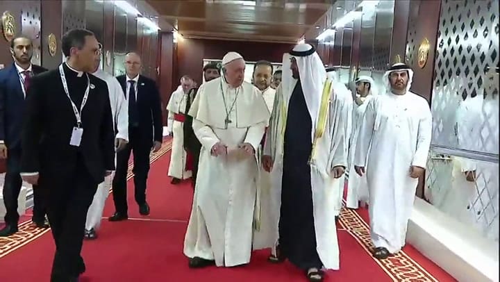 Francisco llega a Emiratos Árabes en visita histórica - Fuente: AFP