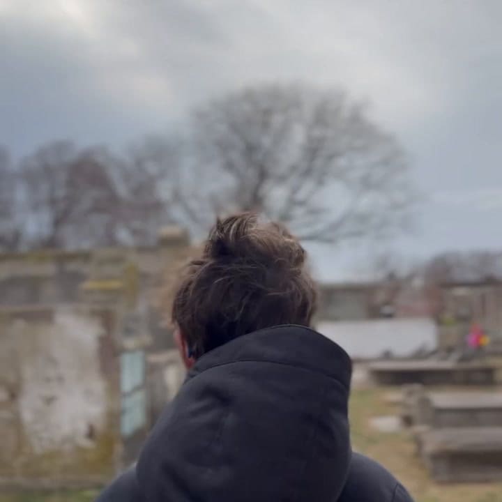 Luis, el hijo de Esteban Lamothe, recorrió un cementerio en Lincoln