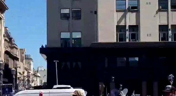 Alberto Fernández salió la balcón de la Casa Rosada durante los incidentes - Crédito: @Diegoarvilly