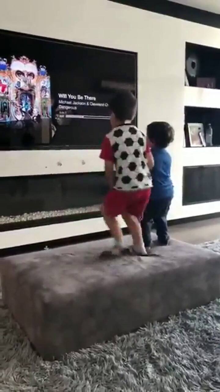 El baile de Thiago y Mateo, los hijos de Lionel Messi - Fuente: Twitter