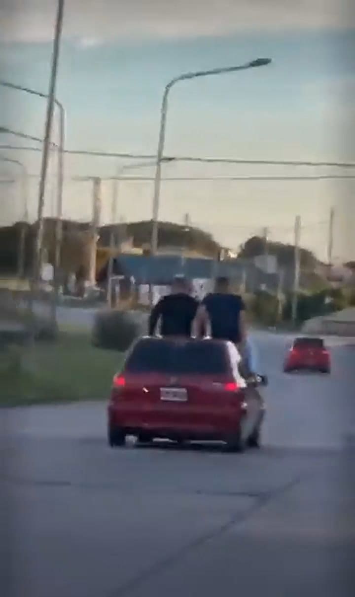 Mar del Plata: grabaron a dos jóvenes que viajaban sobre el techo de un auto al regresar de la playa