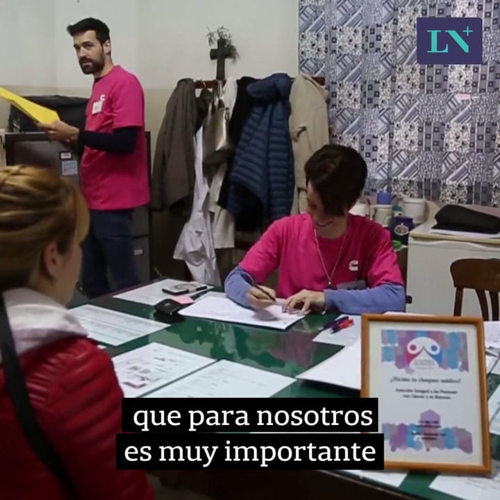 Pañuelos, turbantes y pelucas solidarias: una iniciativa para mujeres que atraviesan una quimioterap