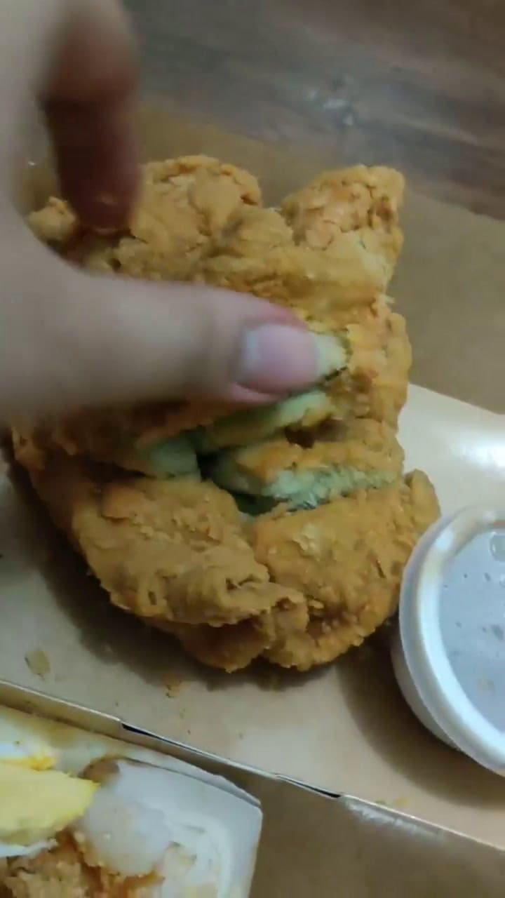 Pidió pollo y le llegó…¡Una toalla frita!