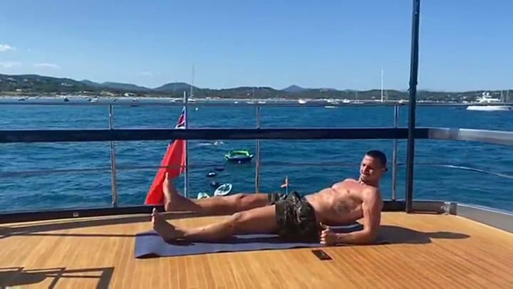 El entrenamiento zen de Zlatan Ibrahimovic en la proa de un yate