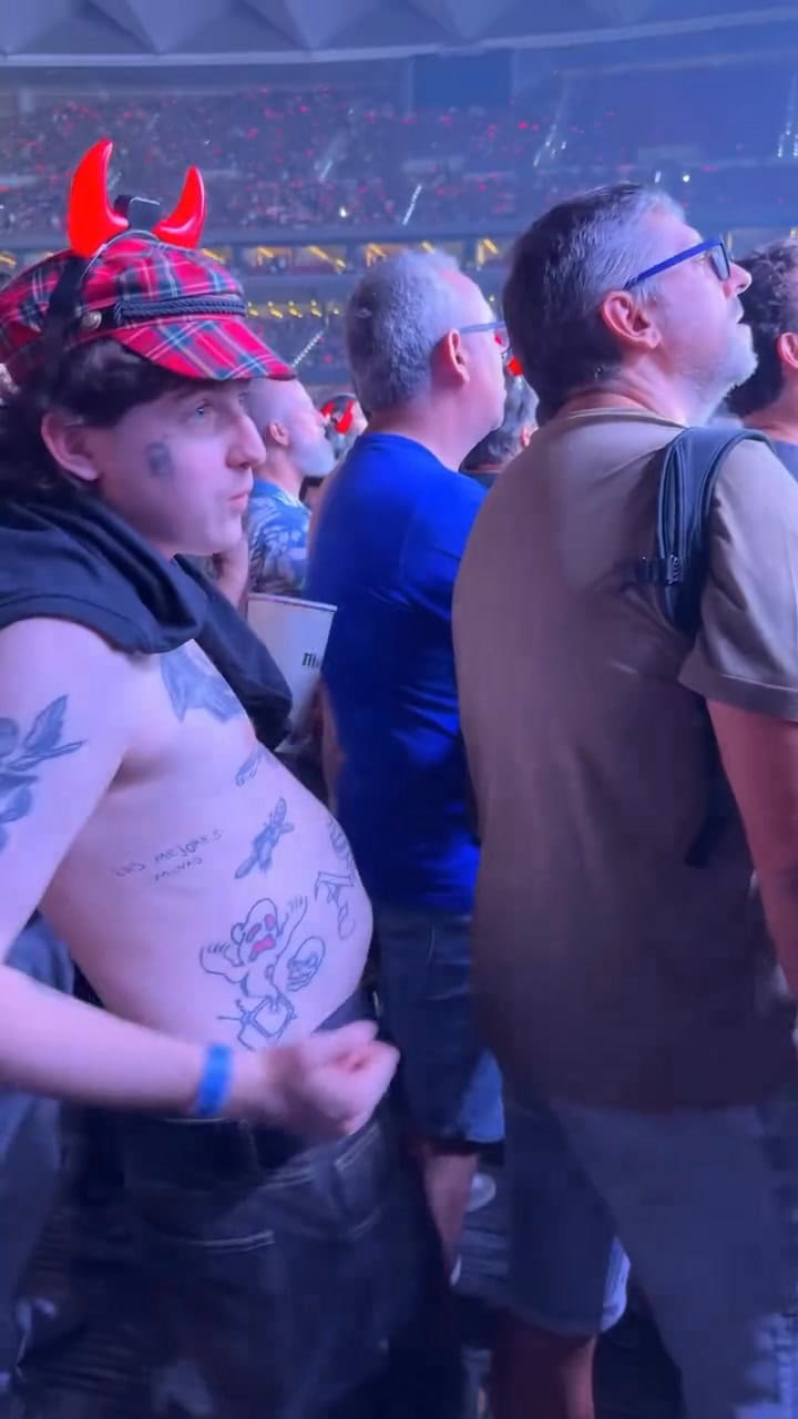 Dillom se burló de un hombre en el show de ACDC