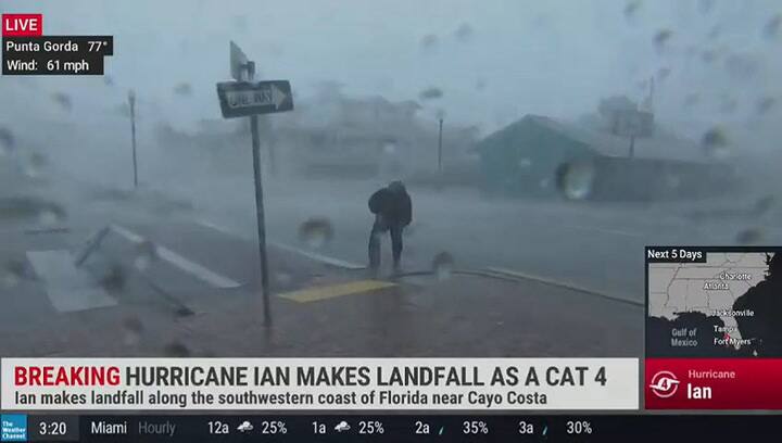 Meteorólogo lucha contra el huracán Ian durante una transmisión en vivo