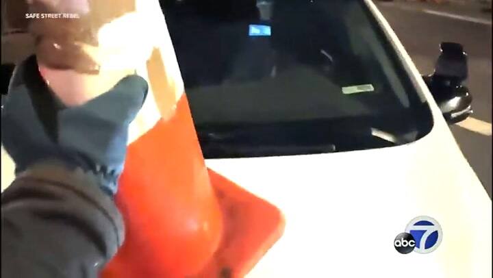 Vandalismo anti robotaxis en San Francisco: usan conos para confundir a la computadora del auto