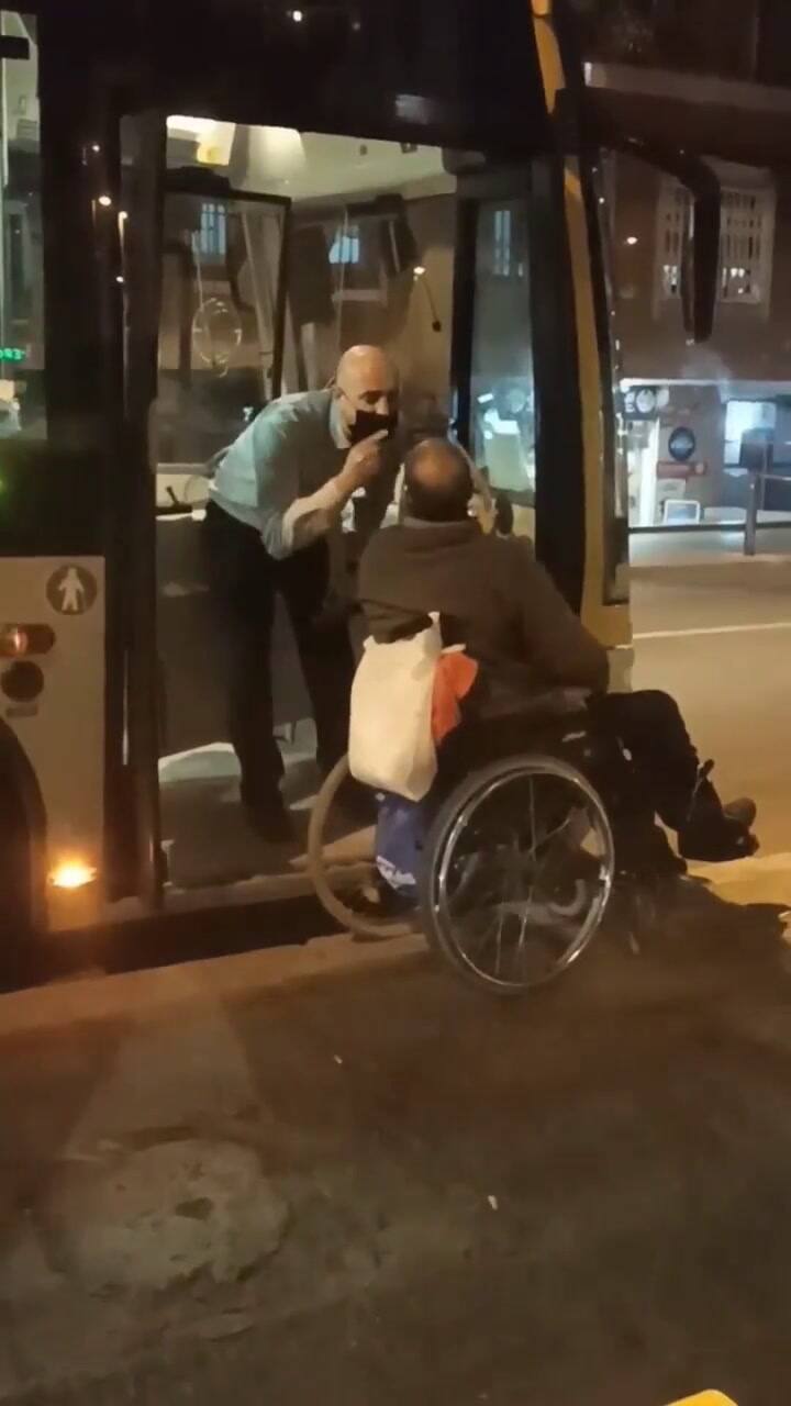 Un chofer impidió subir a una persona con movilidad reducida a un colectivo.
