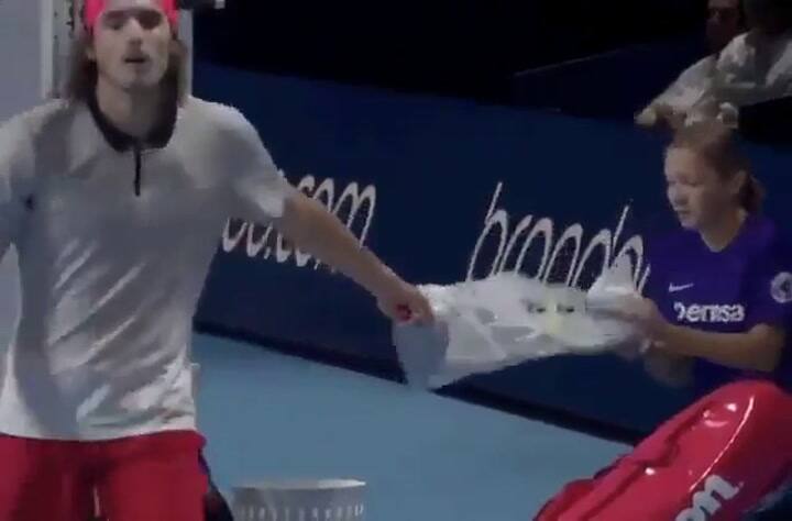 El episodio repudiable de Tsitsipas contra una alcanzapelotas - Fuente: Twitter