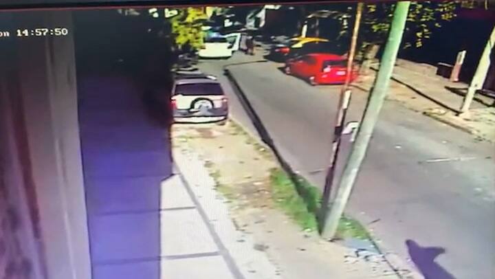 Un ladrón se enfrentó a los tiros con la Policía y escapó a bordo del patrullero