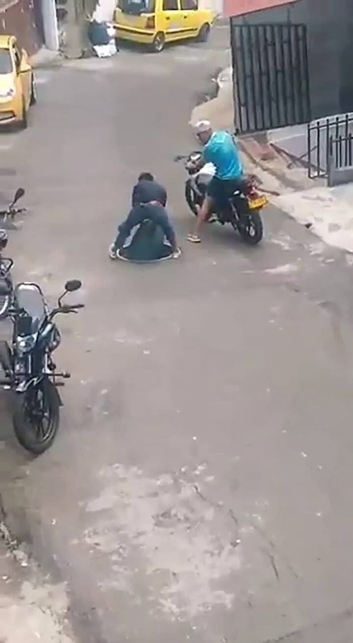 Roba la tapa de la alcantarilla y se cae en el hueco que dejó su propio robo.- Fuente: Twitter