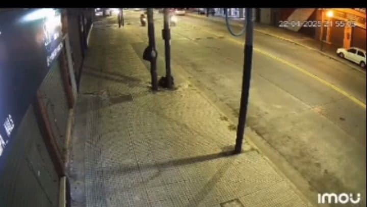 Lanús: un patrullero a contramano y con sirenas chocó contra una moto: murió el conductor